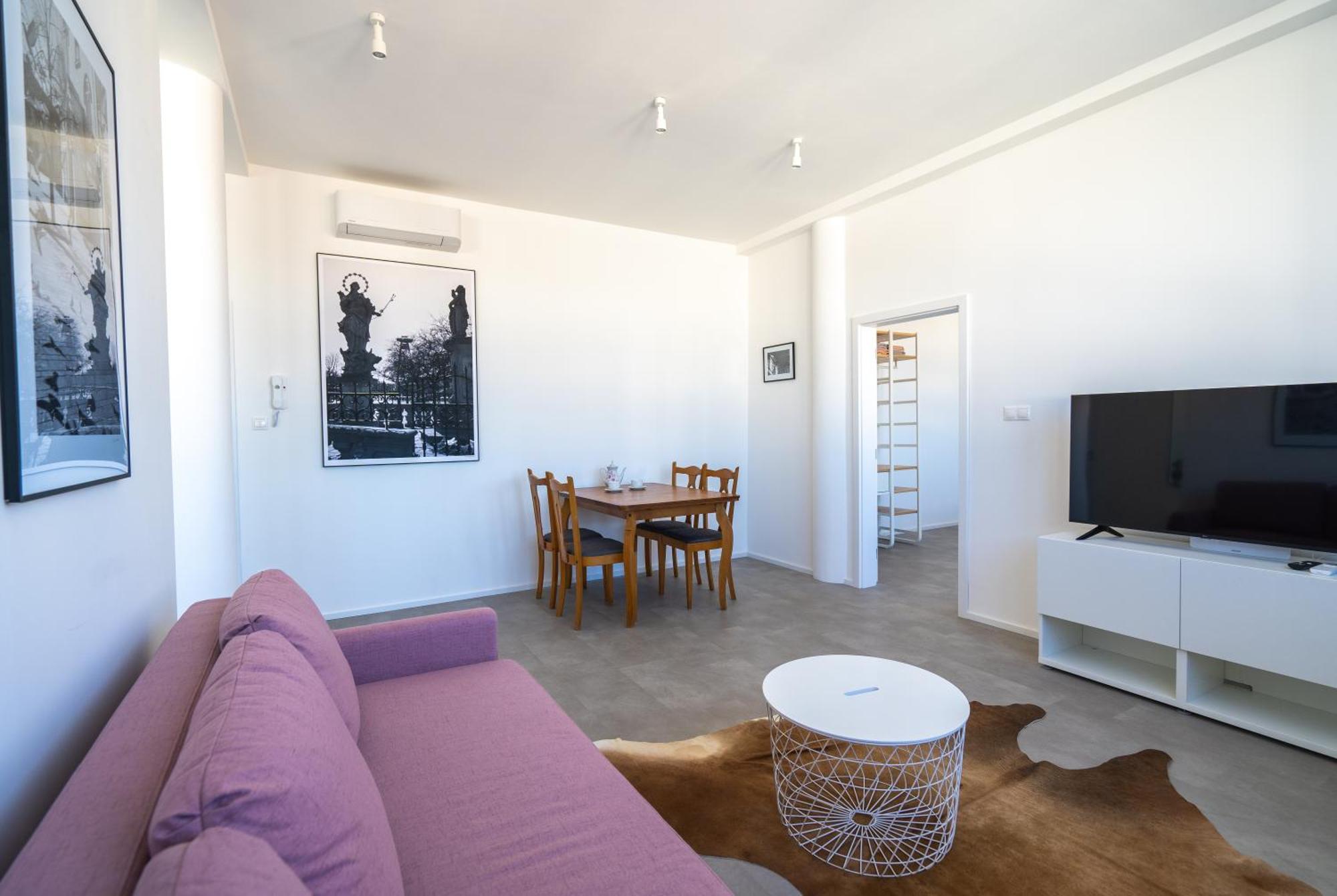 Old Town Apartment Black Братислава Екстер'єр фото