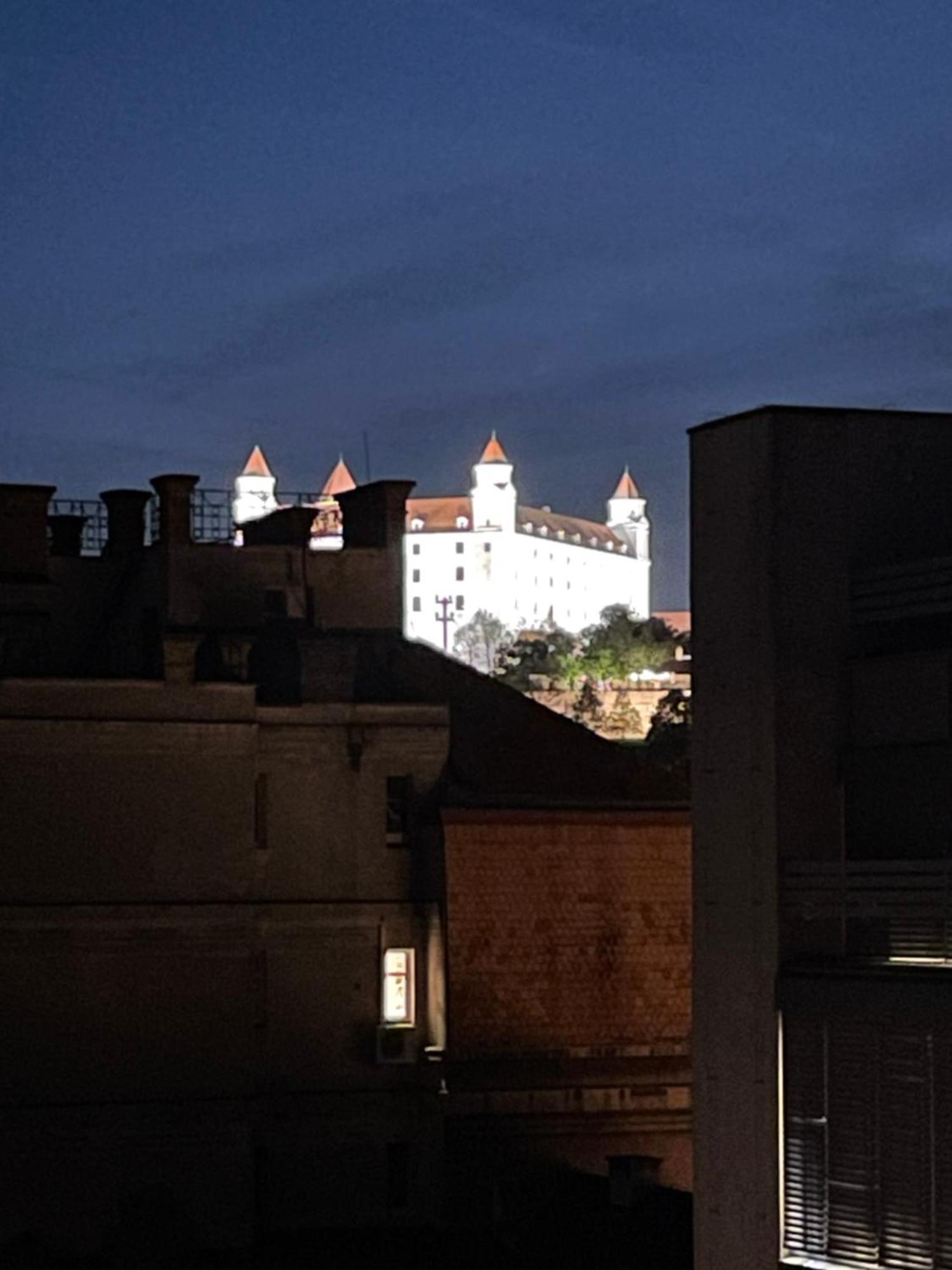 Old Town Apartment Black Братислава Екстер'єр фото